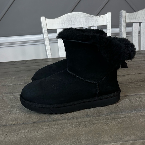 UGG‎ Mini Bailey II Black Boots Sz 6 - Picture 1 of 5